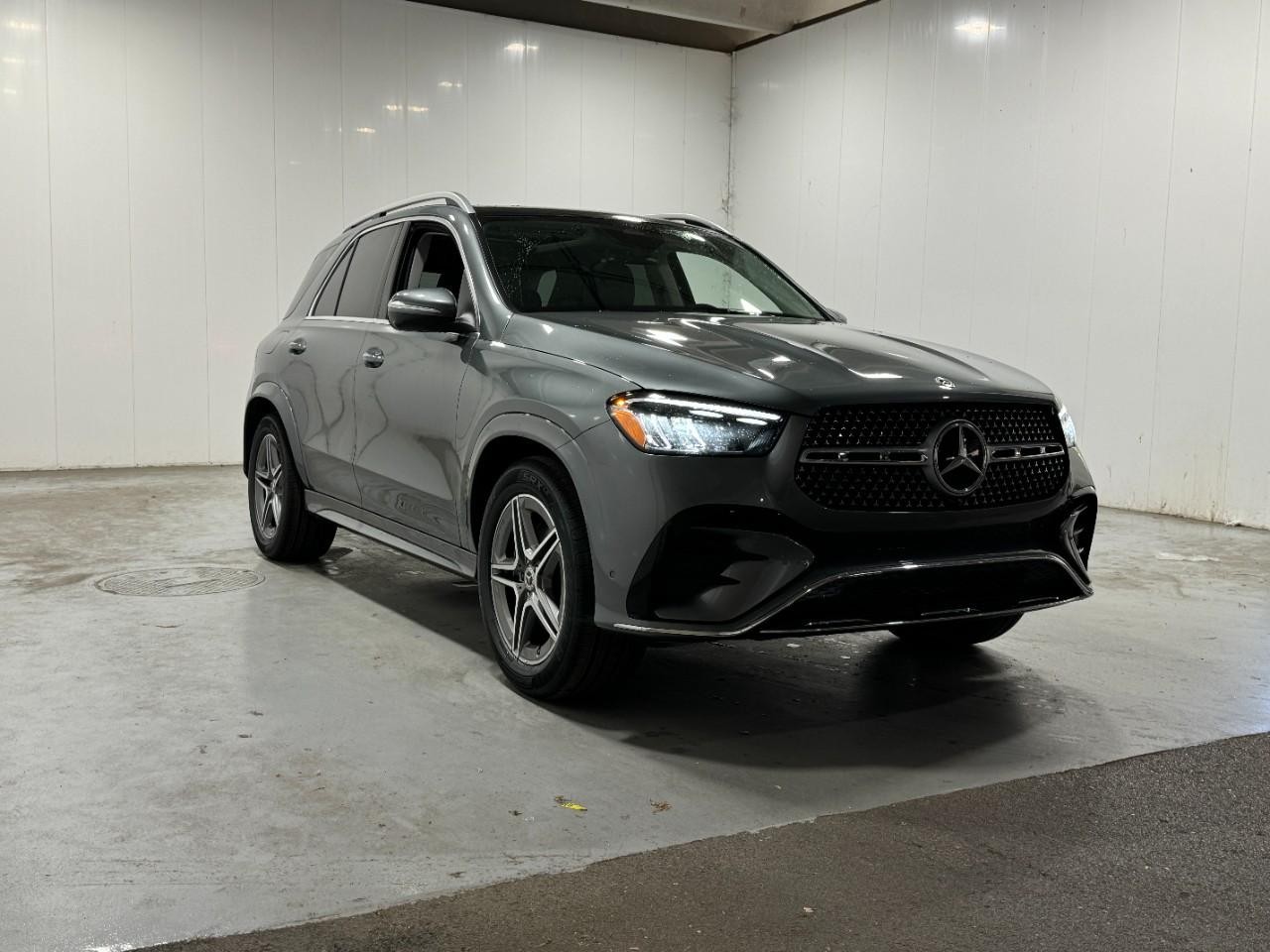 Mercedes-Benz GLE Vehicle Full-screen Gallery Image 6