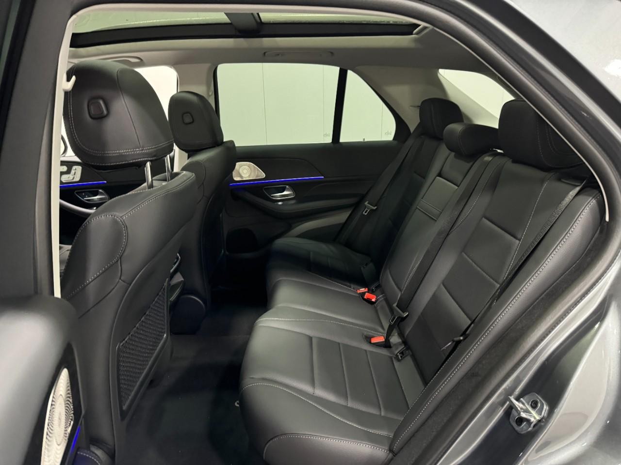 Mercedes-Benz GLE Vehicle Full-screen Gallery Image 8