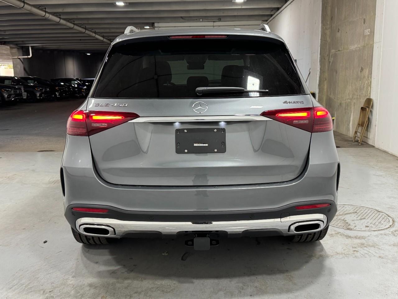 Mercedes-Benz GLE Vehicle Full-screen Gallery Image 9