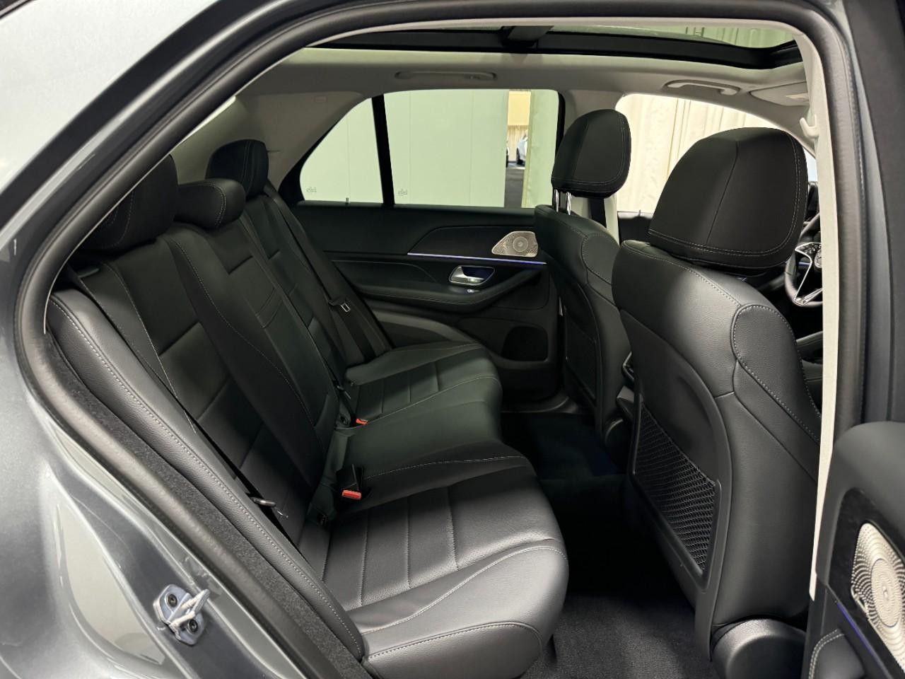 Mercedes-Benz GLE Vehicle Full-screen Gallery Image 10