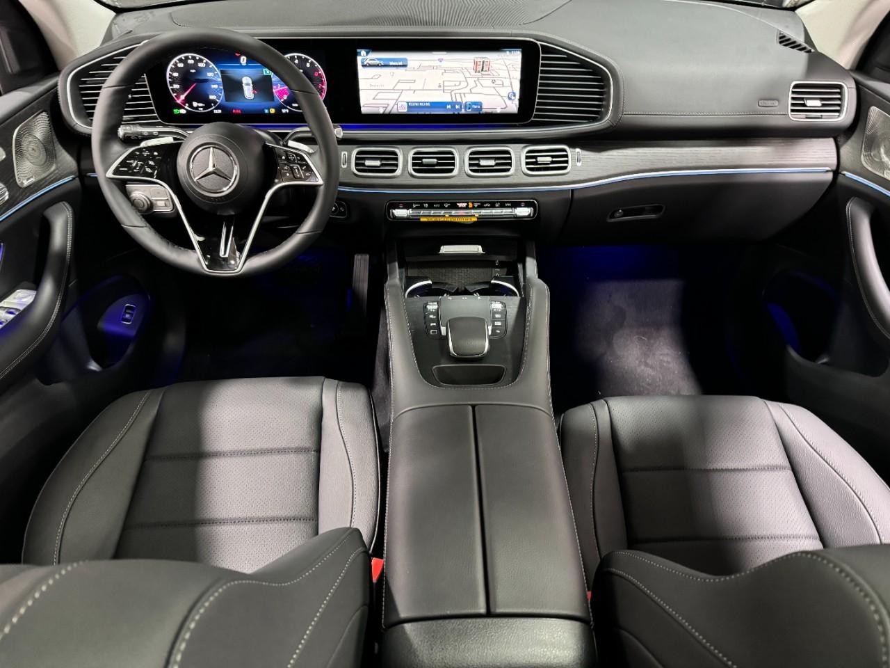 Mercedes-Benz GLE Vehicle Full-screen Gallery Image 12