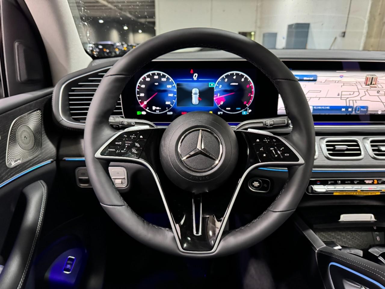 Mercedes-Benz GLE Vehicle Full-screen Gallery Image 13