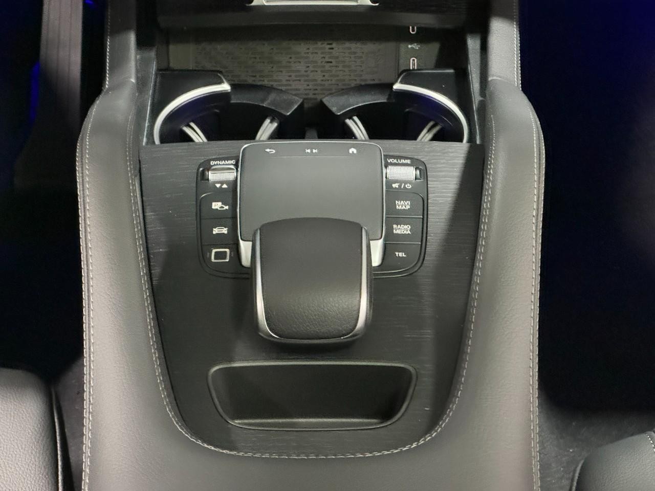 Mercedes-Benz GLE Vehicle Full-screen Gallery Image 16