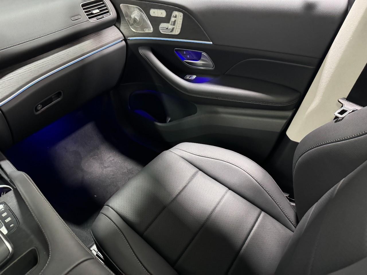 Mercedes-Benz GLE Vehicle Full-screen Gallery Image 17