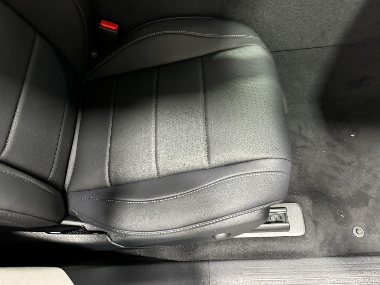 Mercedes-Benz GLE Vehicle Full-screen Gallery Image 19