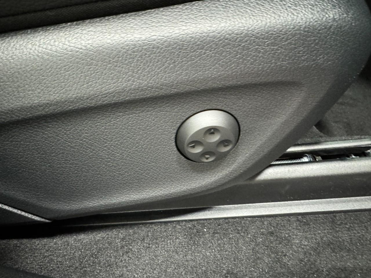 Mercedes-Benz GLE Vehicle Full-screen Gallery Image 20