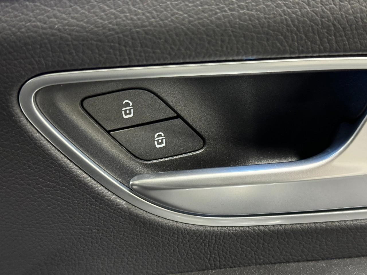 Mercedes-Benz GLE Vehicle Full-screen Gallery Image 22