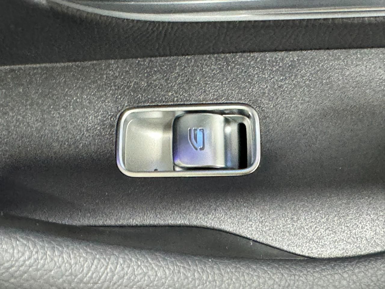 Mercedes-Benz GLE Vehicle Full-screen Gallery Image 23