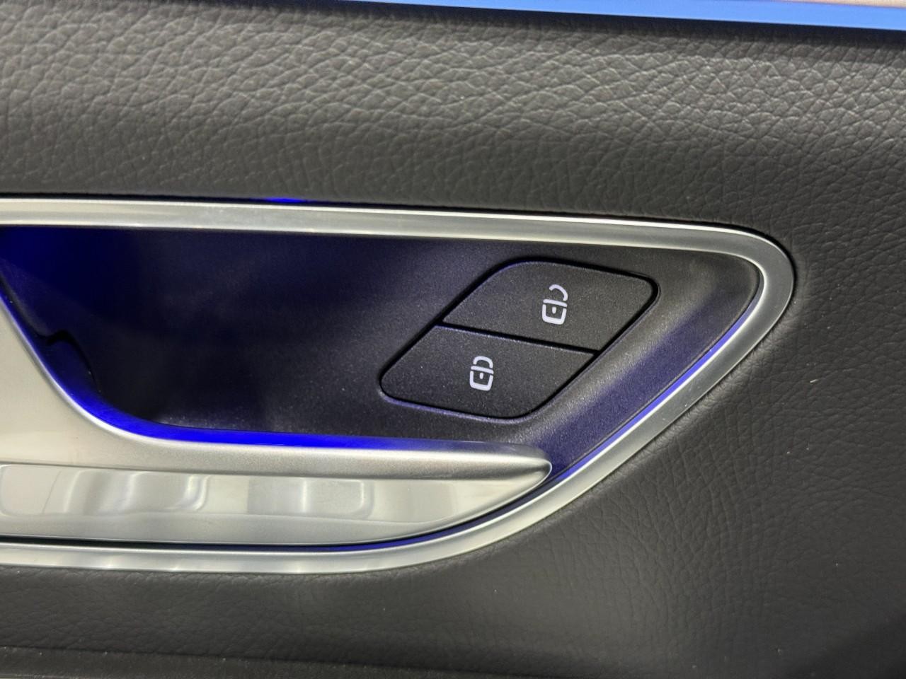 Mercedes-Benz GLE Vehicle Full-screen Gallery Image 26