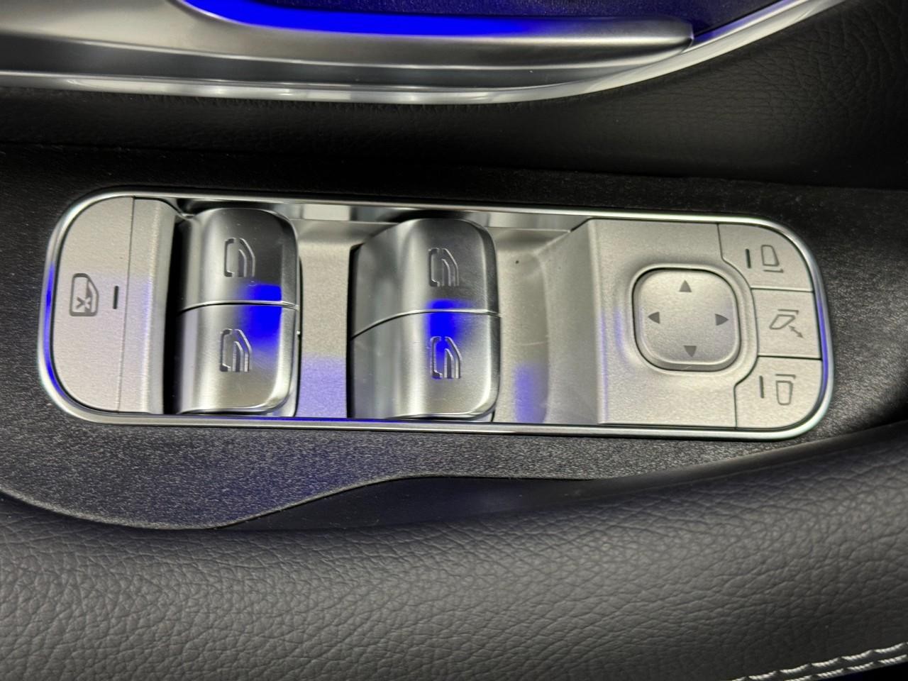 Mercedes-Benz GLE Vehicle Full-screen Gallery Image 27