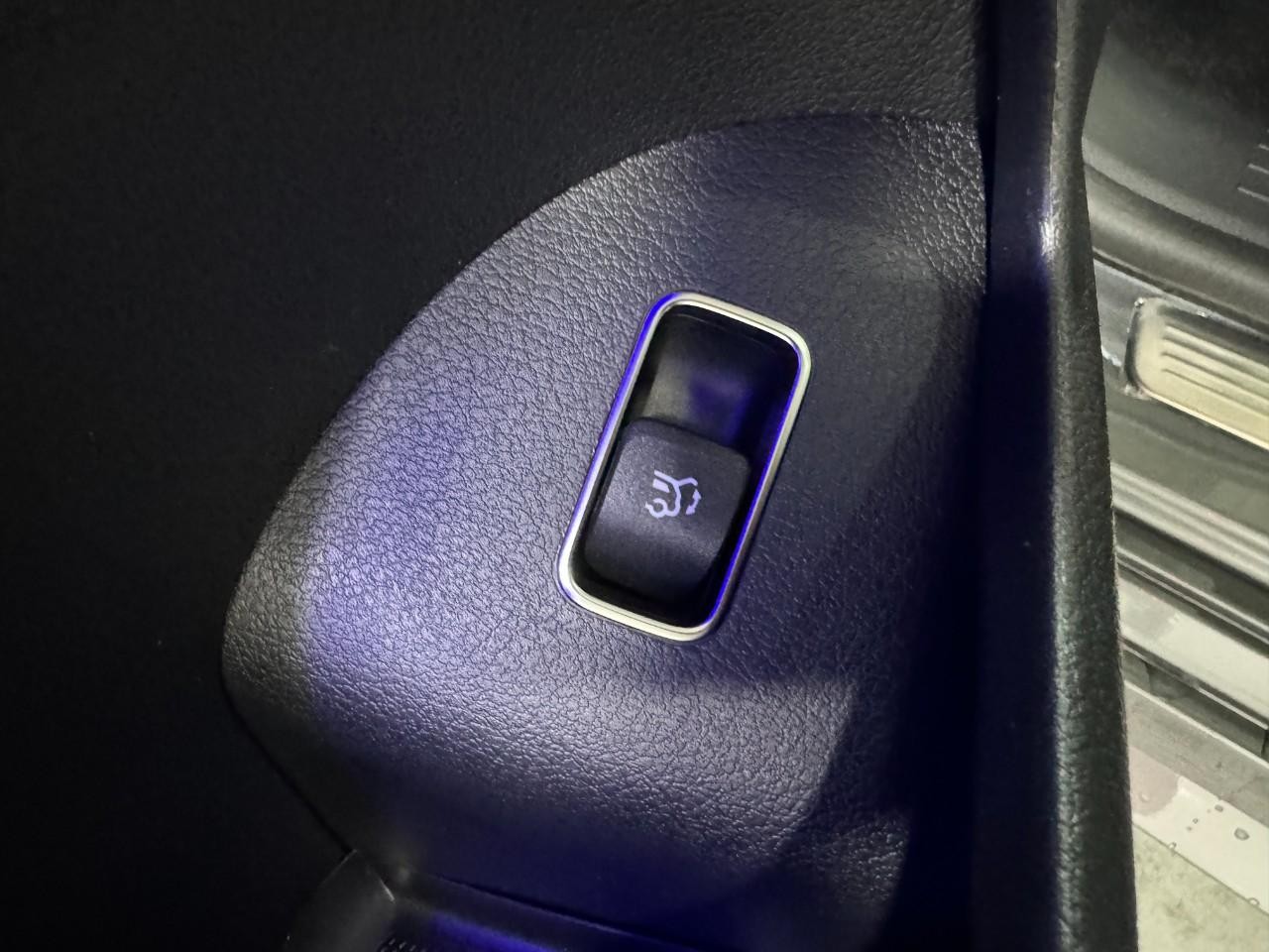 Mercedes-Benz GLE Vehicle Full-screen Gallery Image 28