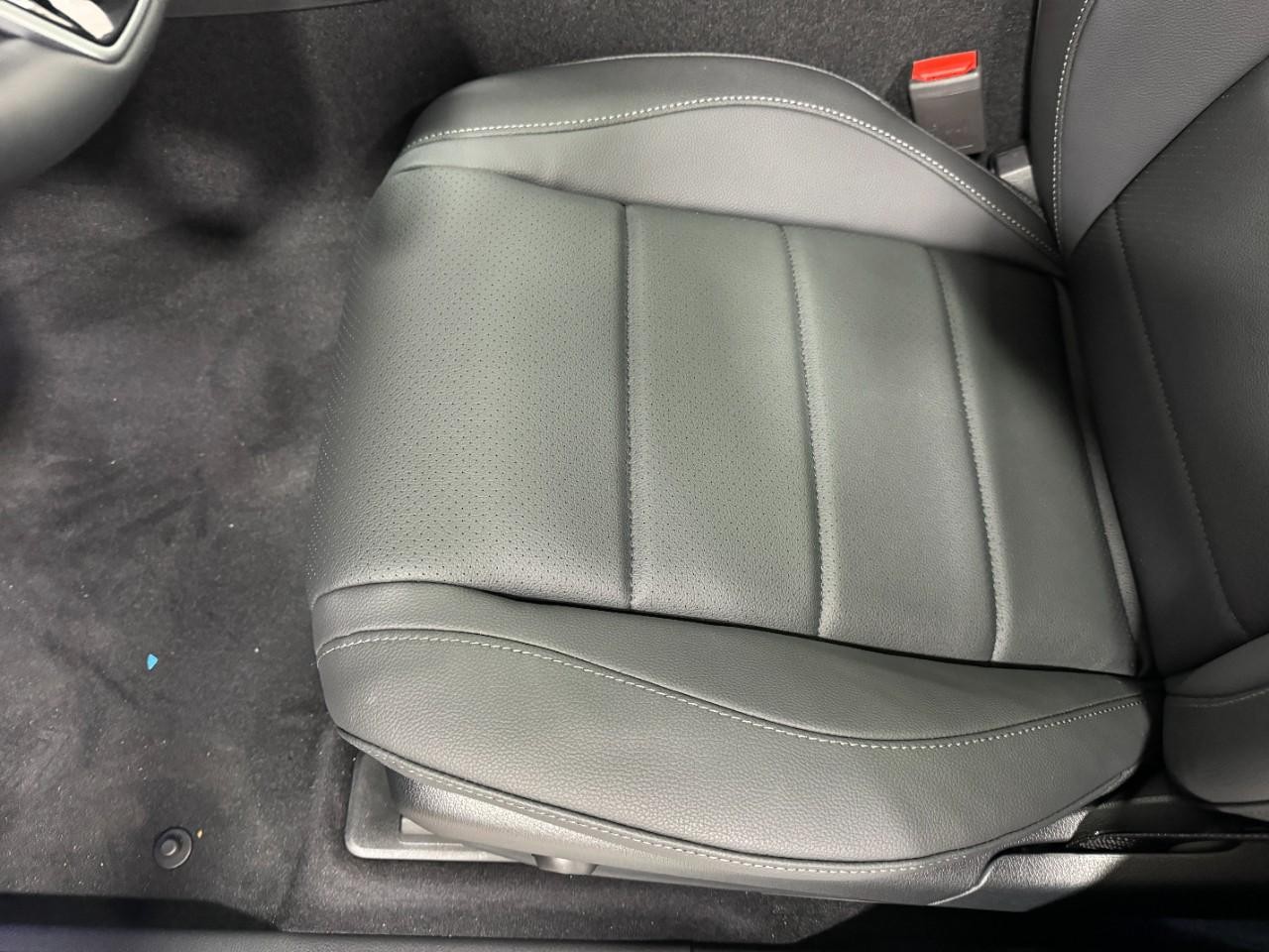 Mercedes-Benz GLE Vehicle Full-screen Gallery Image 30