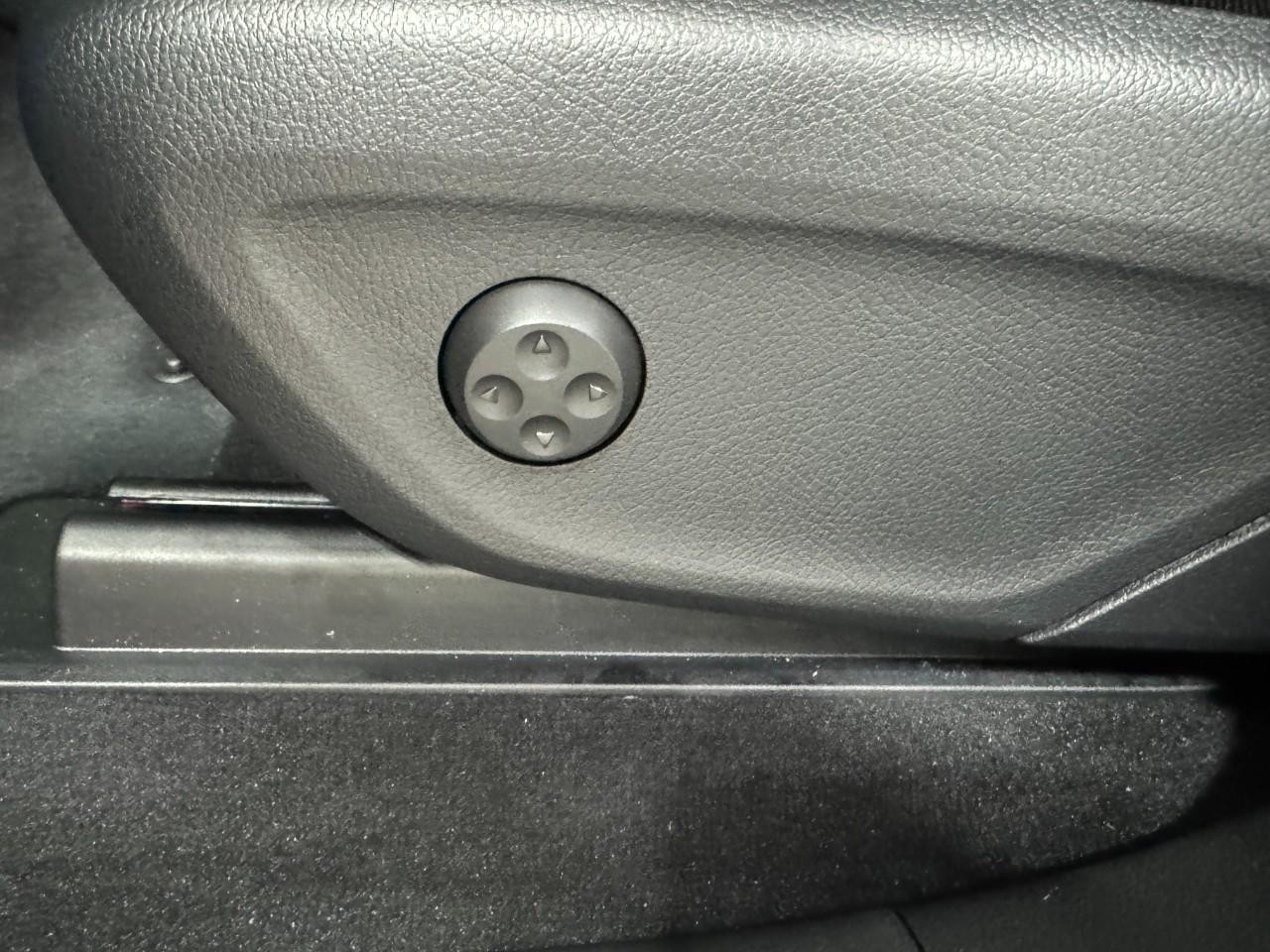 Mercedes-Benz GLE Vehicle Full-screen Gallery Image 31