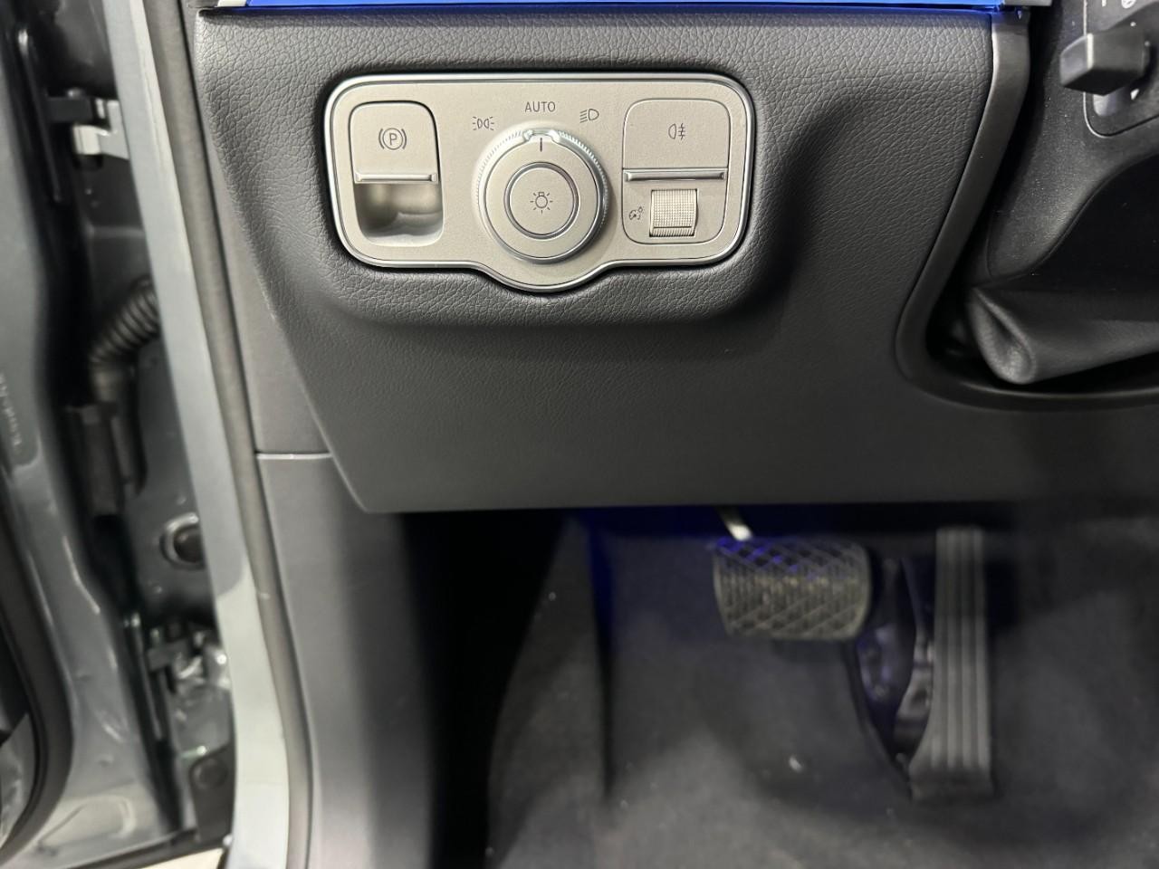 Mercedes-Benz GLE Vehicle Full-screen Gallery Image 32