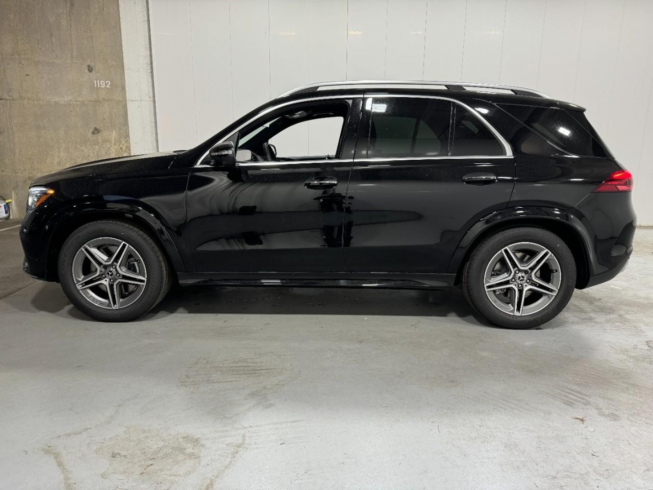 Mercedes-Benz GLE Vehicle Full-screen Gallery Image 2