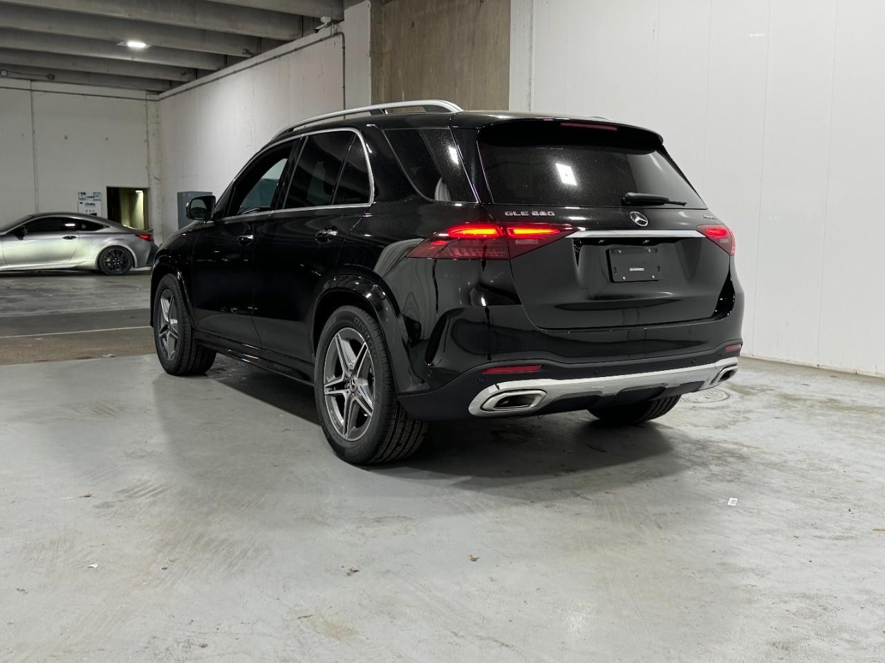 Mercedes-Benz GLE Vehicle Full-screen Gallery Image 3