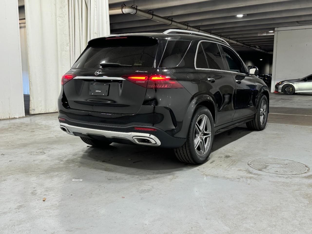 Mercedes-Benz GLE Vehicle Full-screen Gallery Image 4