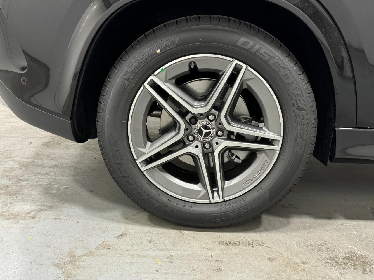 Mercedes-Benz GLE Vehicle Full-screen Gallery Image 5