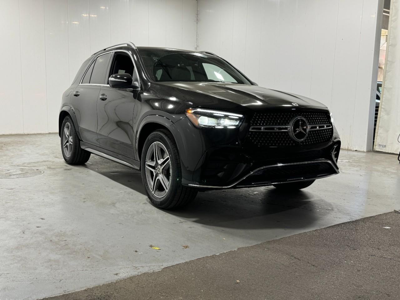 Mercedes-Benz GLE Vehicle Full-screen Gallery Image 6