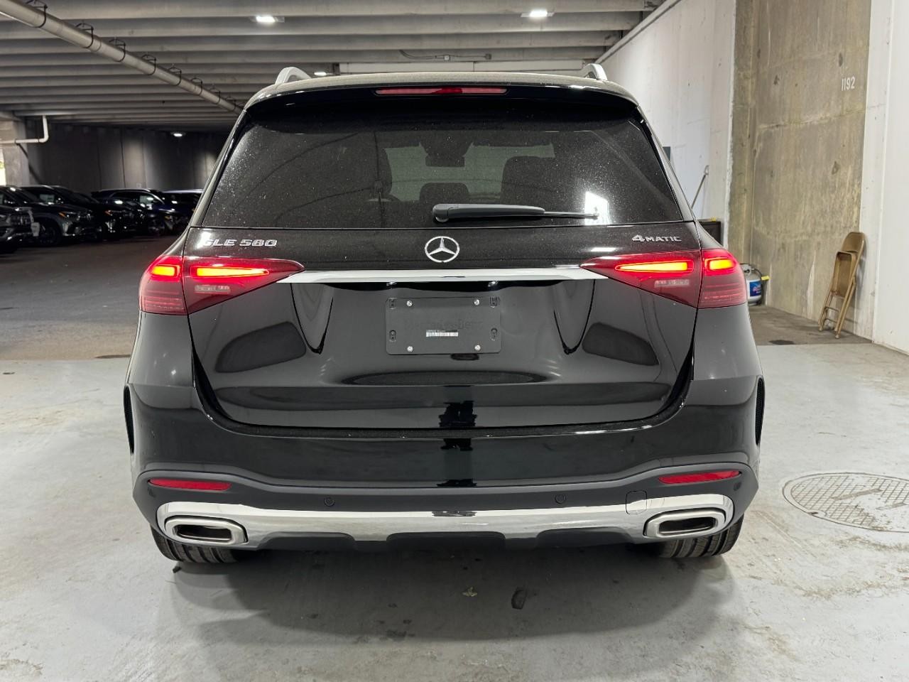 Mercedes-Benz GLE Vehicle Full-screen Gallery Image 9