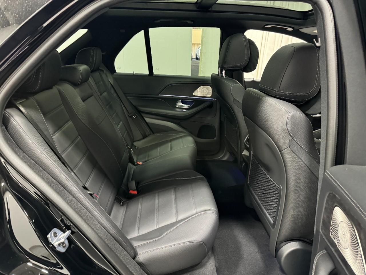 Mercedes-Benz GLE Vehicle Full-screen Gallery Image 10