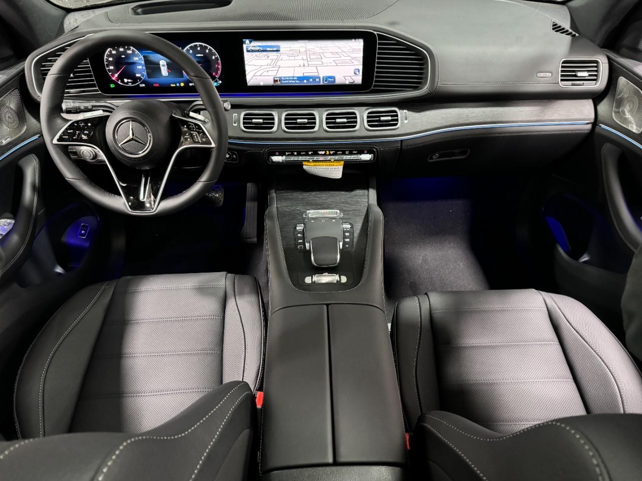 Mercedes-Benz GLE Vehicle Full-screen Gallery Image 12