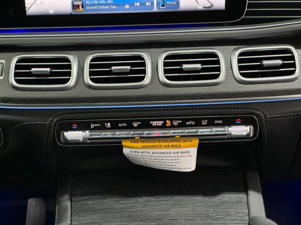 Mercedes-Benz GLE Vehicle Full-screen Gallery Image 15