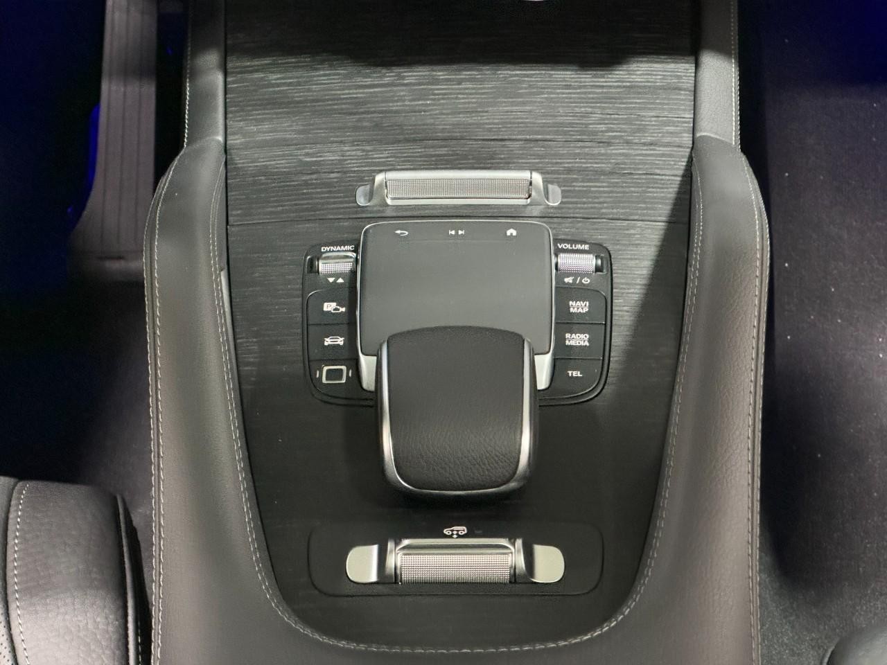 Mercedes-Benz GLE Vehicle Full-screen Gallery Image 16