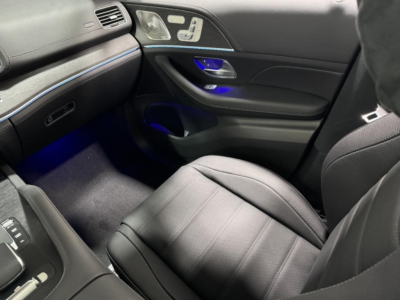 Mercedes-Benz GLE Vehicle Full-screen Gallery Image 17