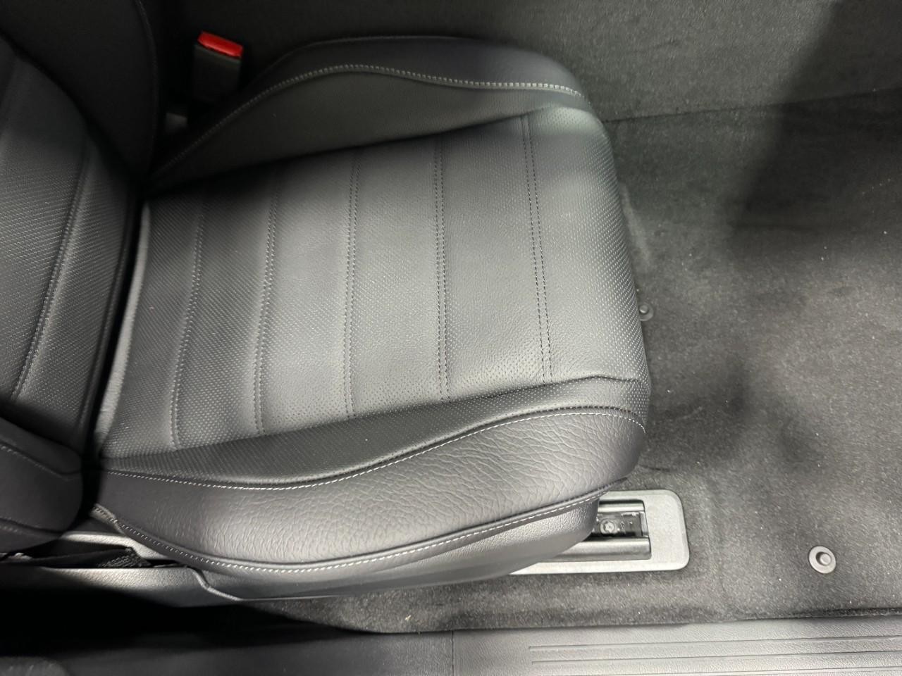 Mercedes-Benz GLE Vehicle Full-screen Gallery Image 19