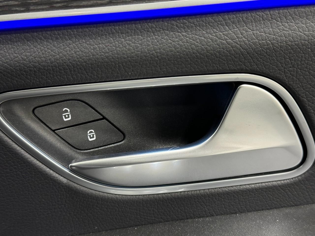 Mercedes-Benz GLE Vehicle Full-screen Gallery Image 21