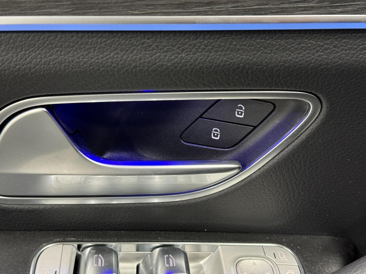 Mercedes-Benz GLE Vehicle Full-screen Gallery Image 25