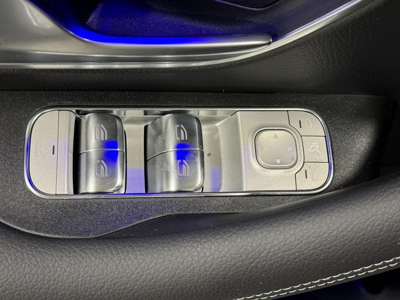 Mercedes-Benz GLE Vehicle Full-screen Gallery Image 26