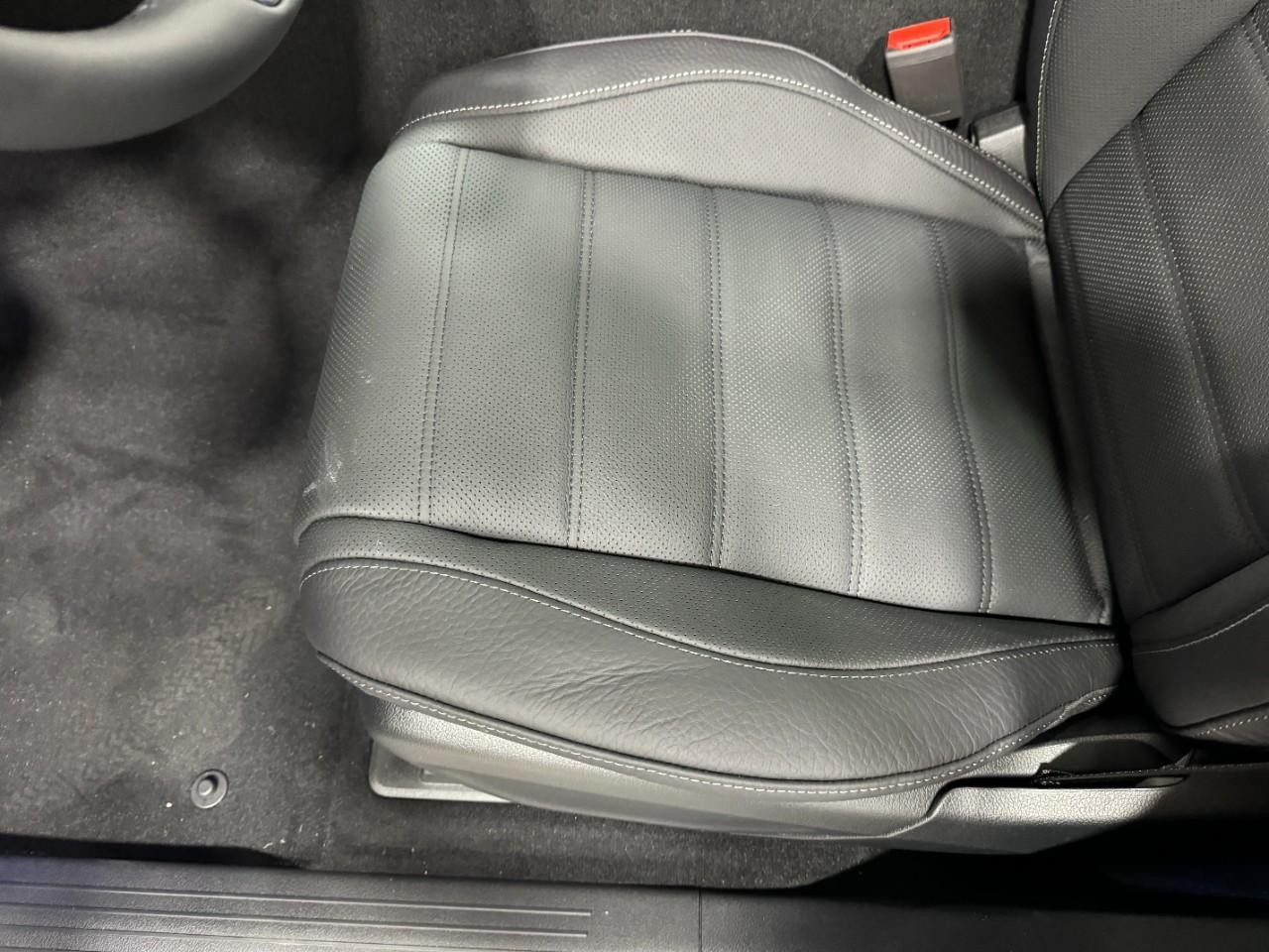 Mercedes-Benz GLE Vehicle Full-screen Gallery Image 29