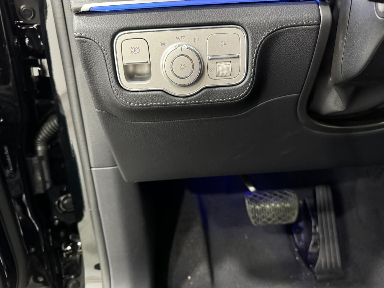 Mercedes-Benz GLE Vehicle Full-screen Gallery Image 30