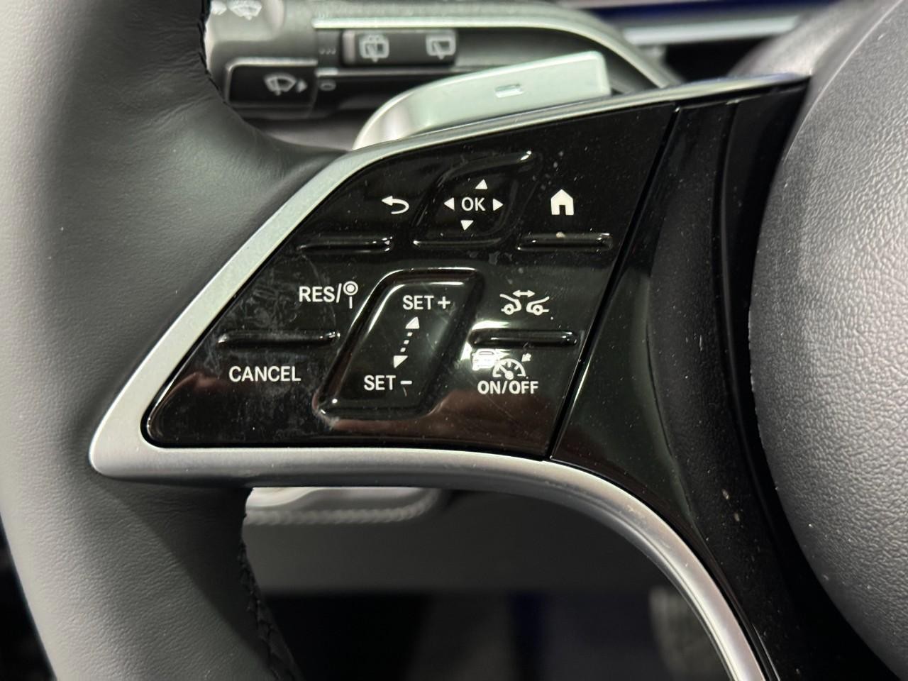 Mercedes-Benz GLE Vehicle Full-screen Gallery Image 31