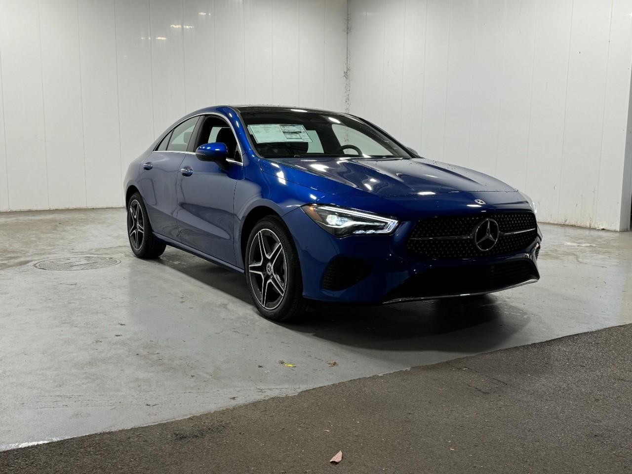 Mercedes-Benz CLA Vehicle Full-screen Gallery Image 6
