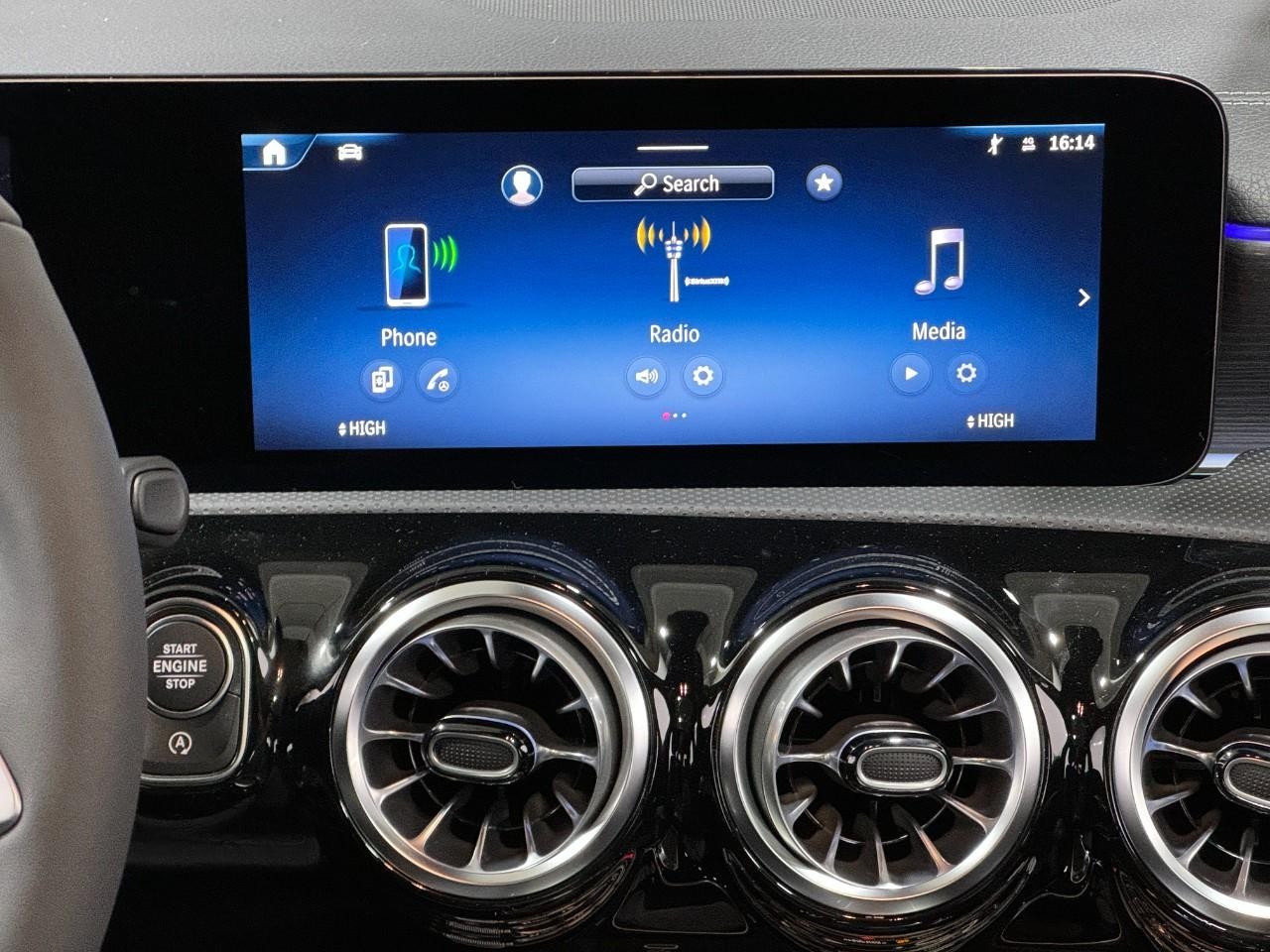 Mercedes-Benz CLA Vehicle Full-screen Gallery Image 14