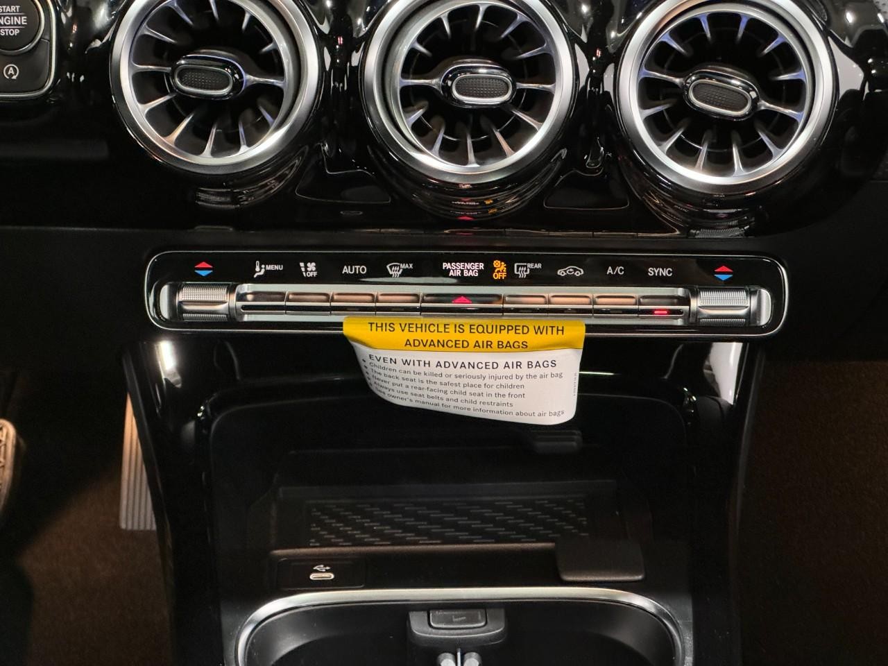 Mercedes-Benz CLA Vehicle Full-screen Gallery Image 15