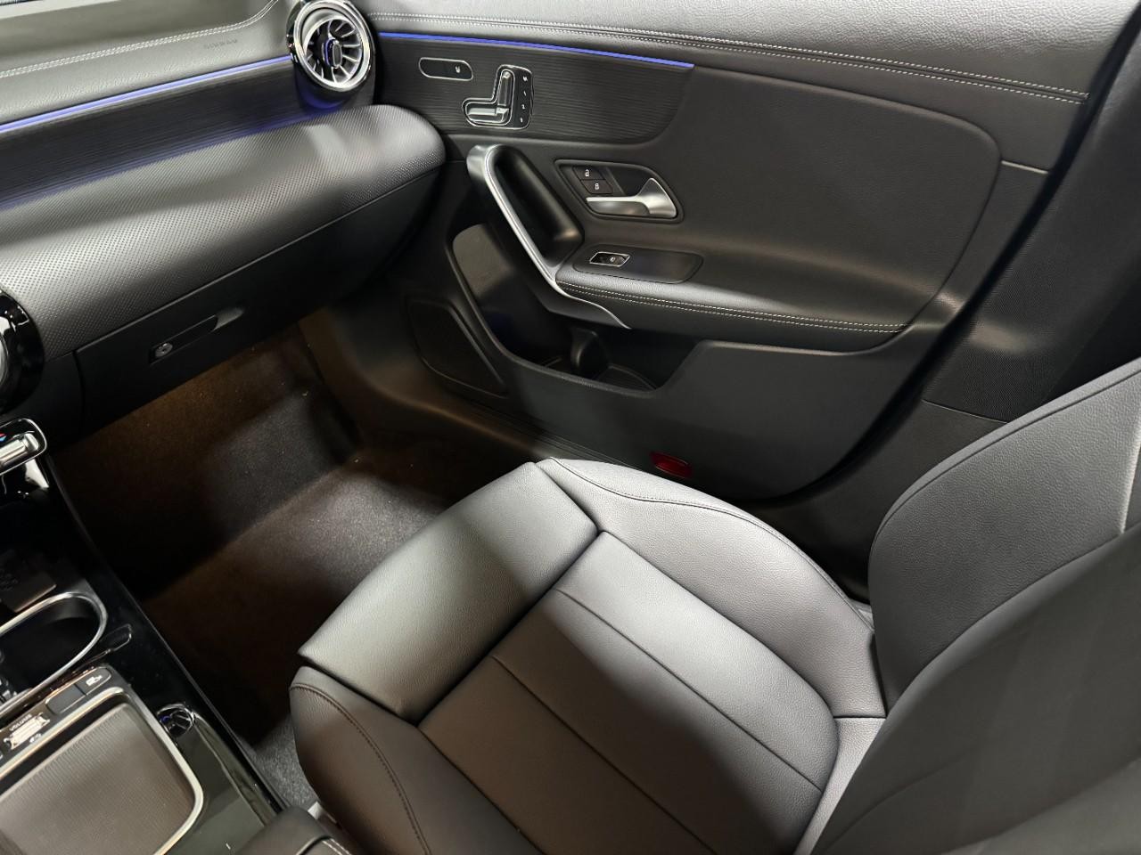 Mercedes-Benz CLA Vehicle Full-screen Gallery Image 17