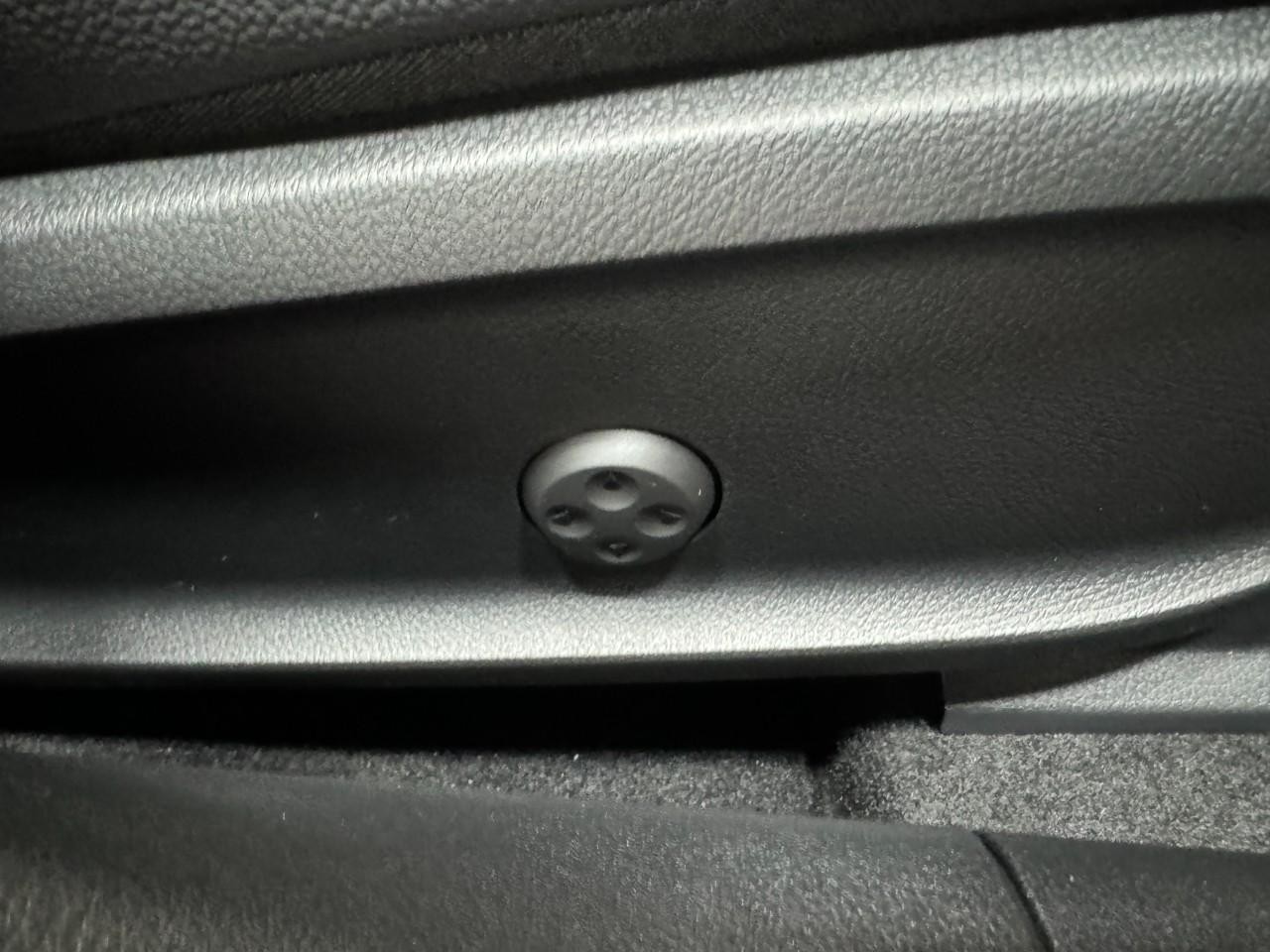 Mercedes-Benz CLA Vehicle Full-screen Gallery Image 20