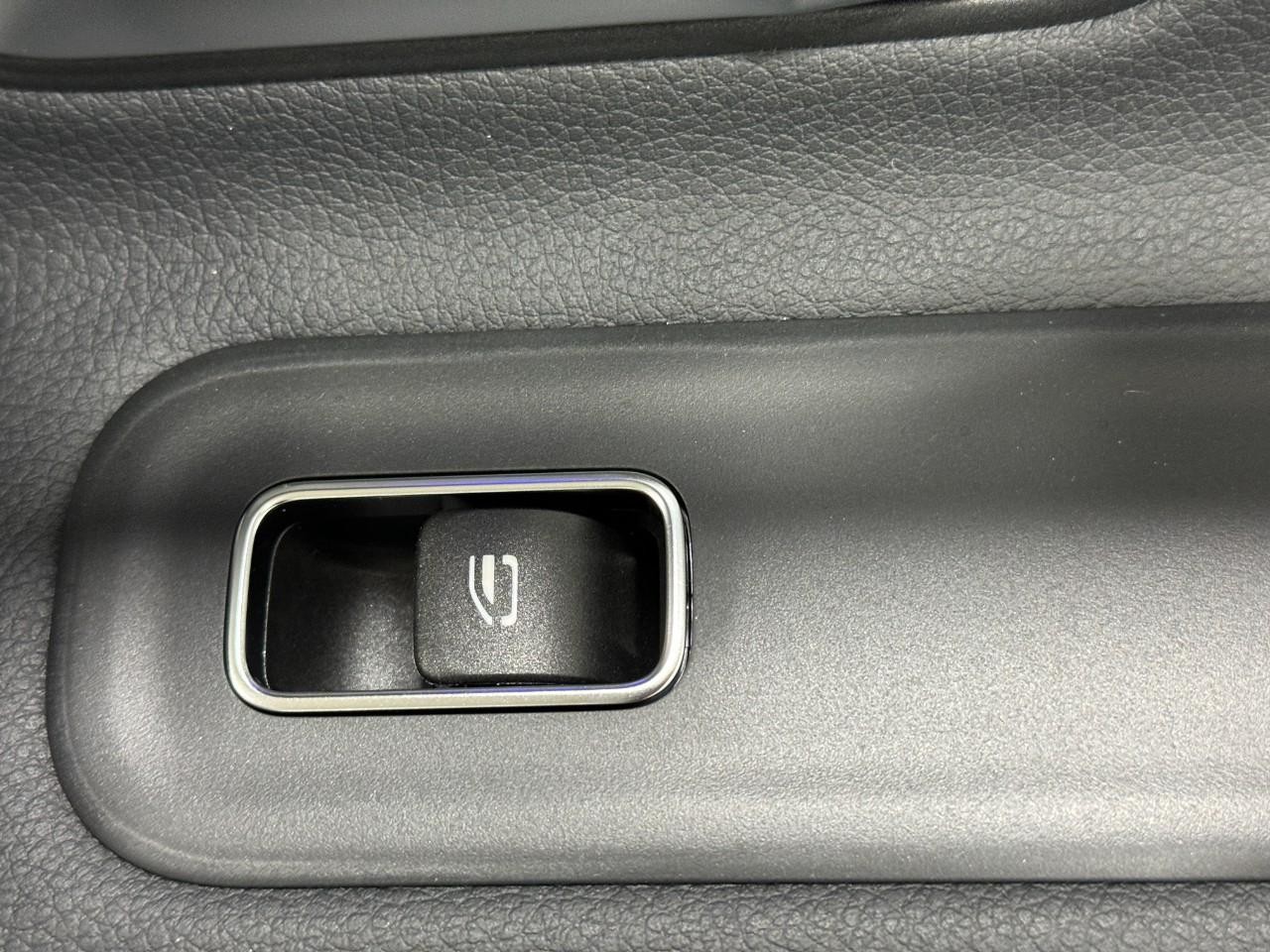 Mercedes-Benz CLA Vehicle Full-screen Gallery Image 23