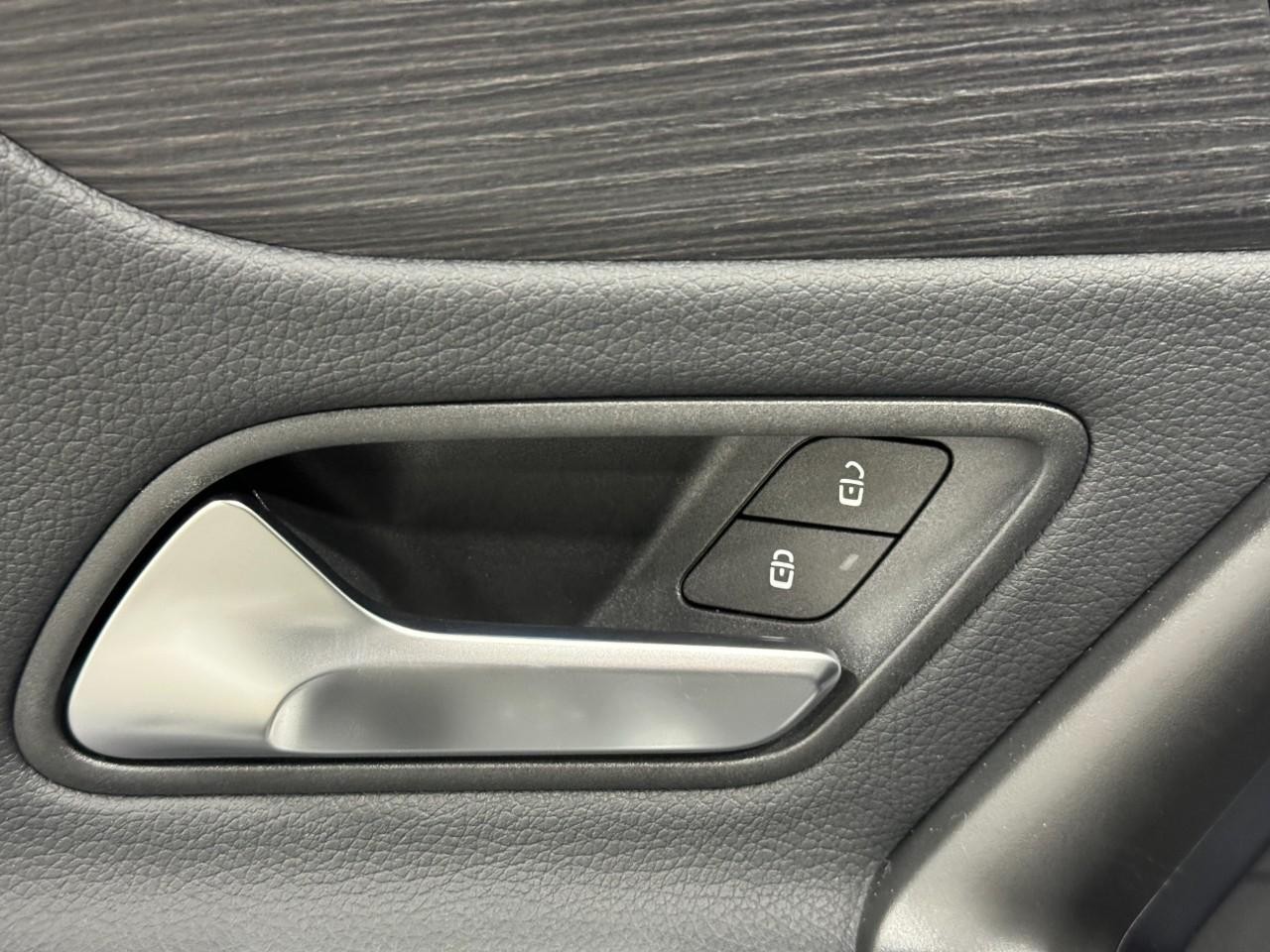 Mercedes-Benz CLA Vehicle Full-screen Gallery Image 25