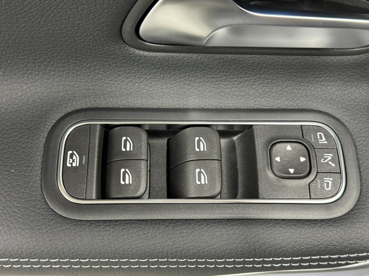 Mercedes-Benz CLA Vehicle Full-screen Gallery Image 26