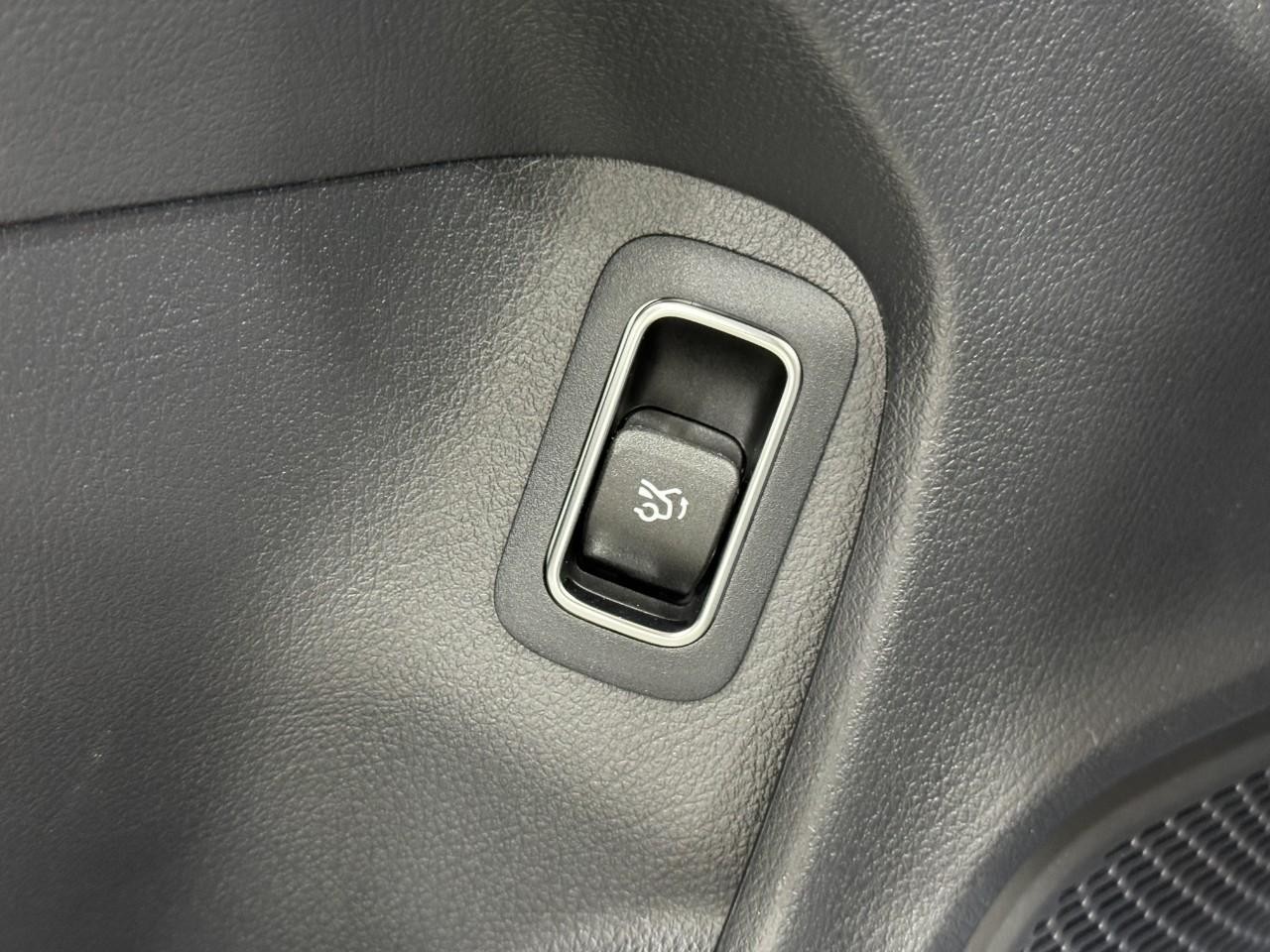 Mercedes-Benz CLA Vehicle Full-screen Gallery Image 27