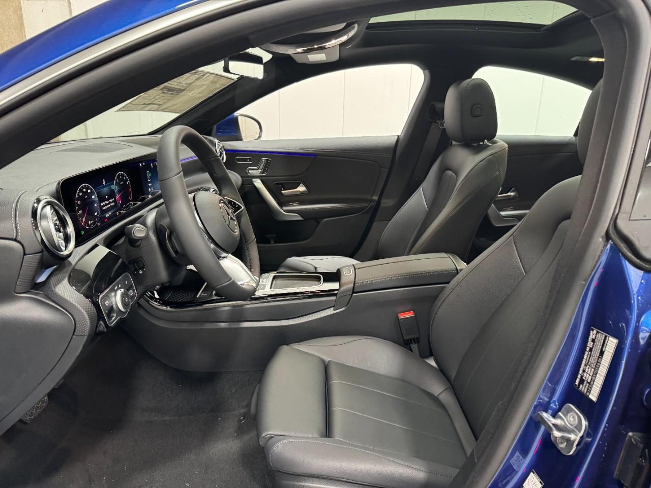 Mercedes-Benz CLA Vehicle Full-screen Gallery Image 28