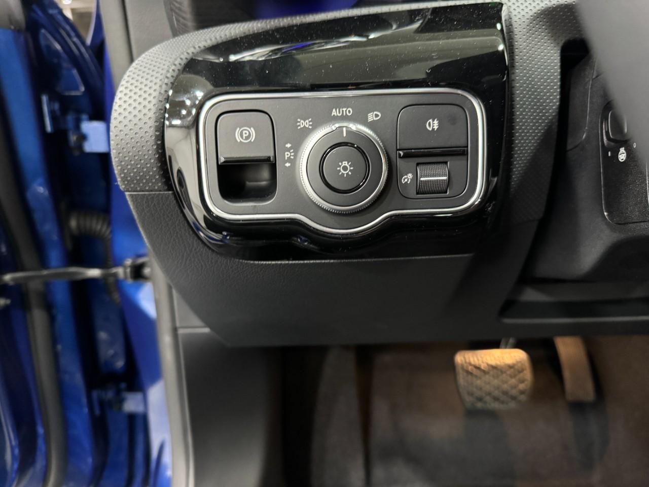 Mercedes-Benz CLA Vehicle Full-screen Gallery Image 31