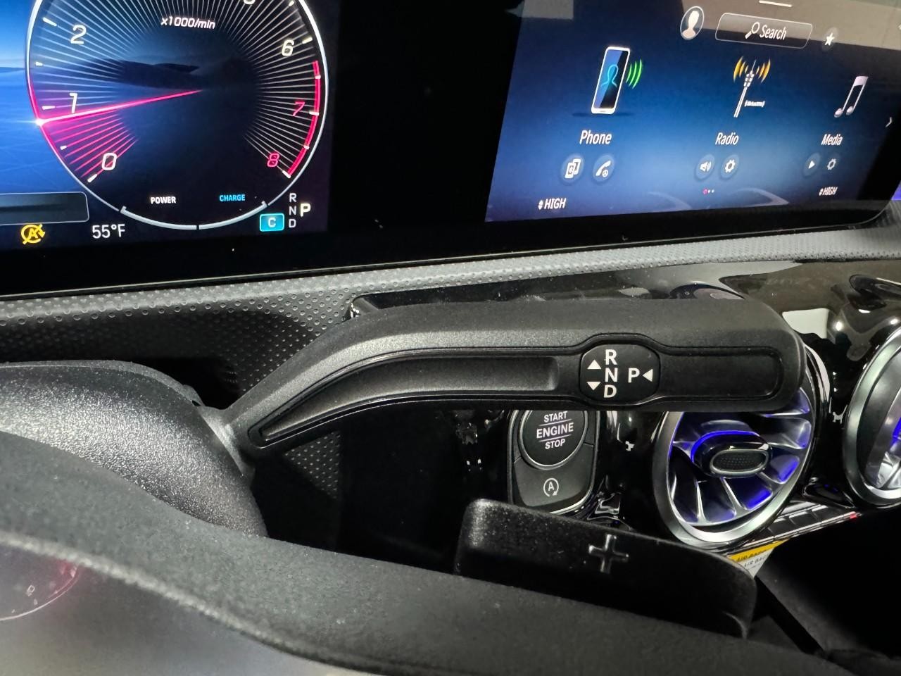 Mercedes-Benz CLA Vehicle Full-screen Gallery Image 35