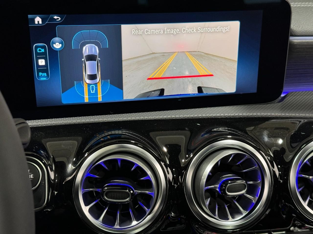 Mercedes-Benz CLA Vehicle Full-screen Gallery Image 36