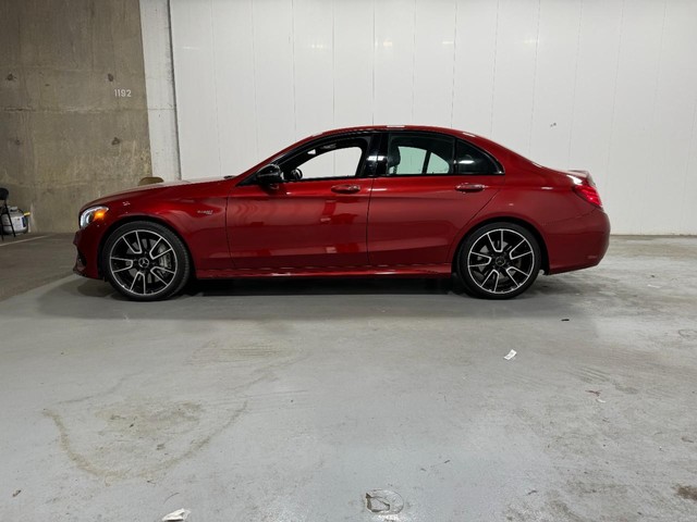 Mercedes-Benz C-Class Vehicle Full-screen Gallery Image 03